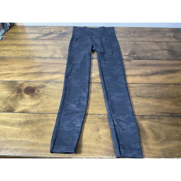 SPANX Assets Size Small Seamless Camo Cropped Leggings Black camouflage - Picture 2 of 6